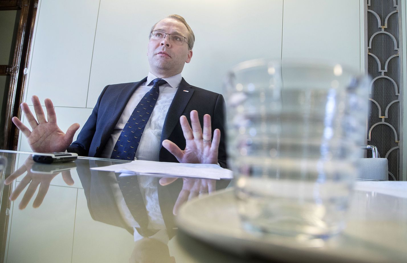 Puolustusministeriö ja ministeri Jussi Niinistö (sin.) pyytävät pääesikunnalta selvitystä Lemmenjoen tapahtumista.