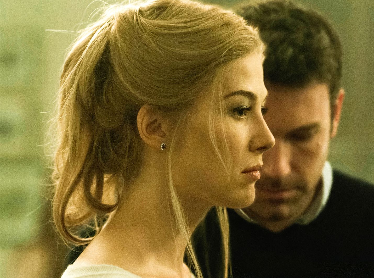 Vaimo (Rosamund Pike) on kadonnut, eikä mies (Ben Affleck) reagoi oikein Gone Girlissa.