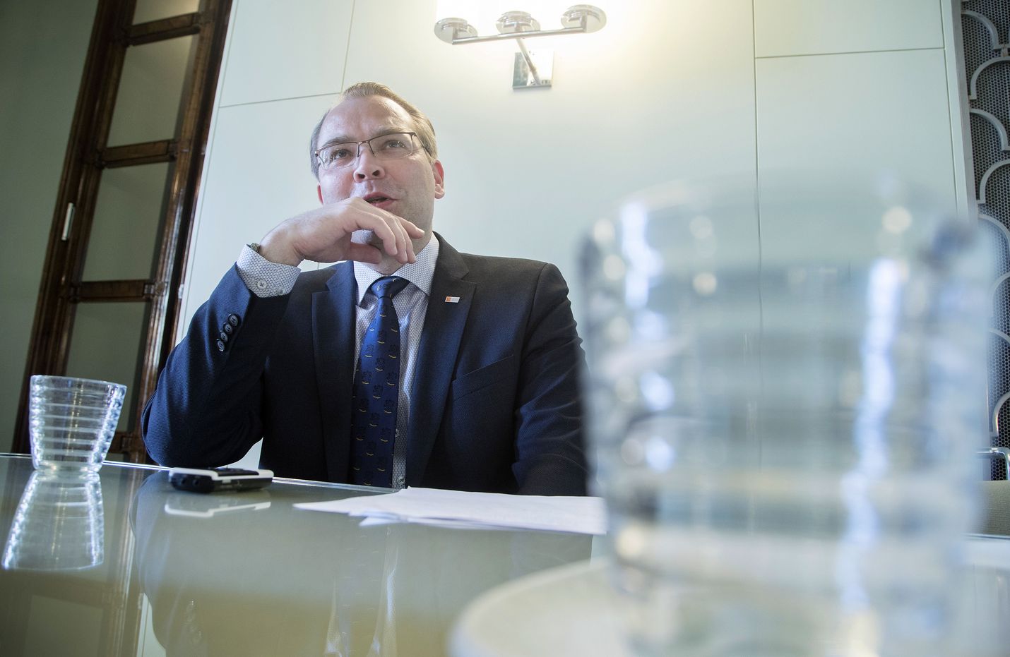 Puolustusministeri Jussi Niinistö (sin.) kertoo ilmavoimien komentajan vaihtuvan.