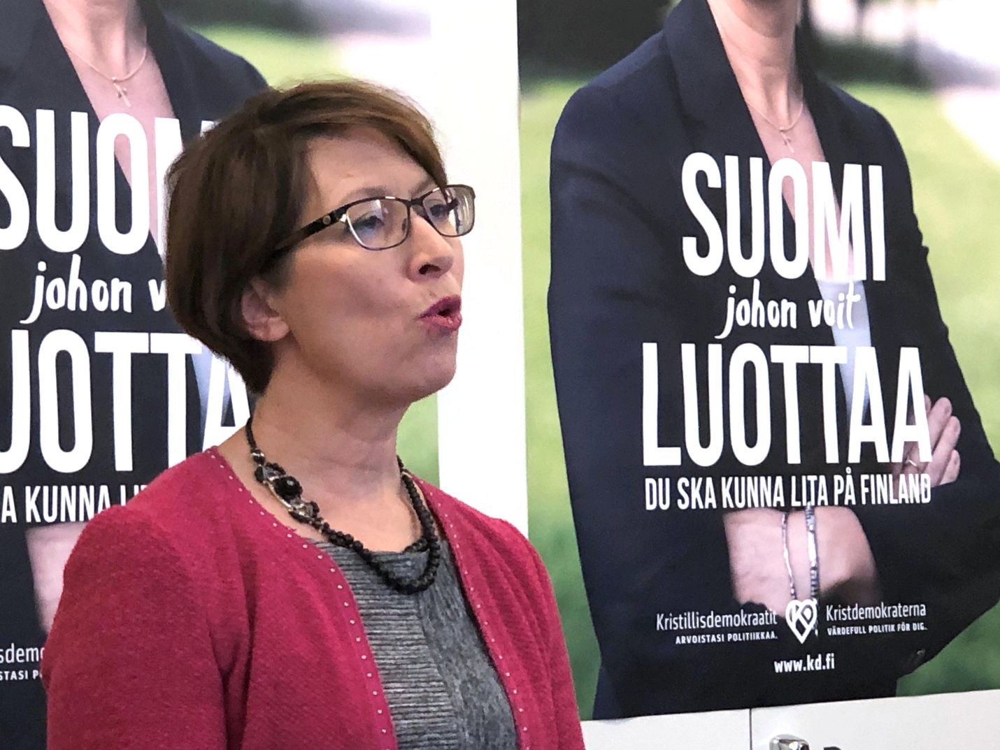 Puheenjohtaja Sari Essayah esitteli kristillisdemokraattien eduskuntavaaliohjelmaa perjantaina eduskunnassa tiedostusvälineille.
