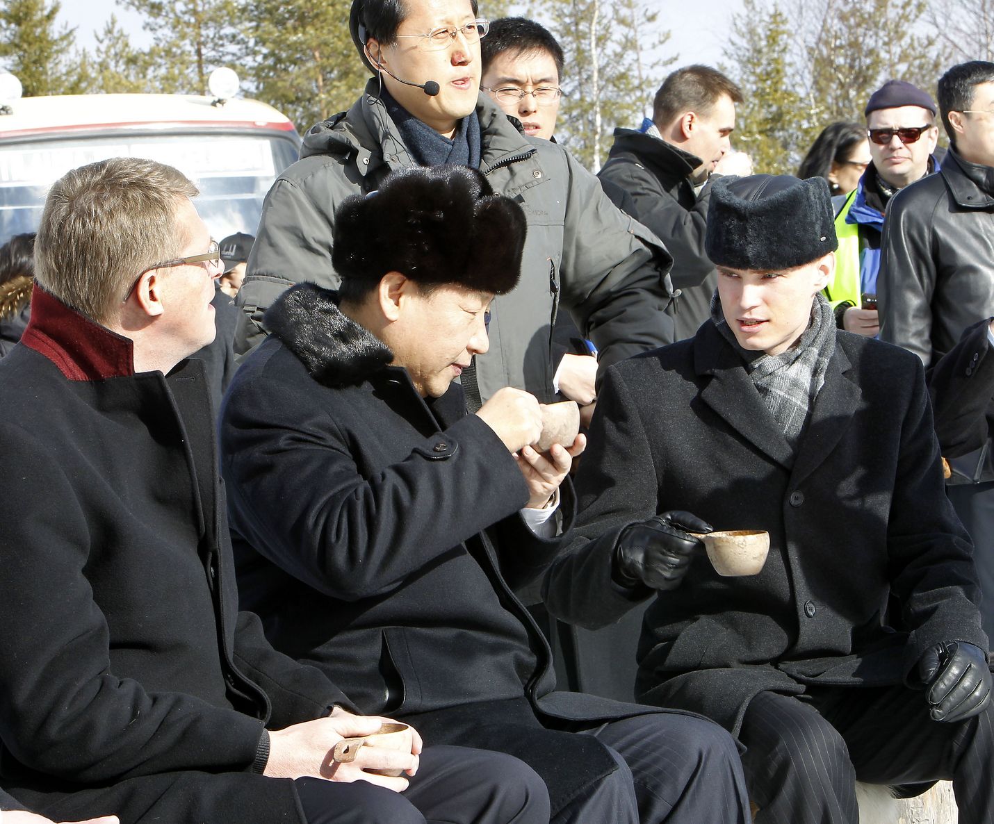 Kiinan presidentti Xi Jinping maistoi kuksasta juomaa Rovaniemellä 27. maaliskuuta 2010, kun hän oli vielä maan varapresidentti. Xitä isännöivät vasemmalla istuva silloinen pääministeri Matti Vanhanen (kesk.) ja oikealla oleva rovaniemeläispoliitikko Heikki Autto (kok.).