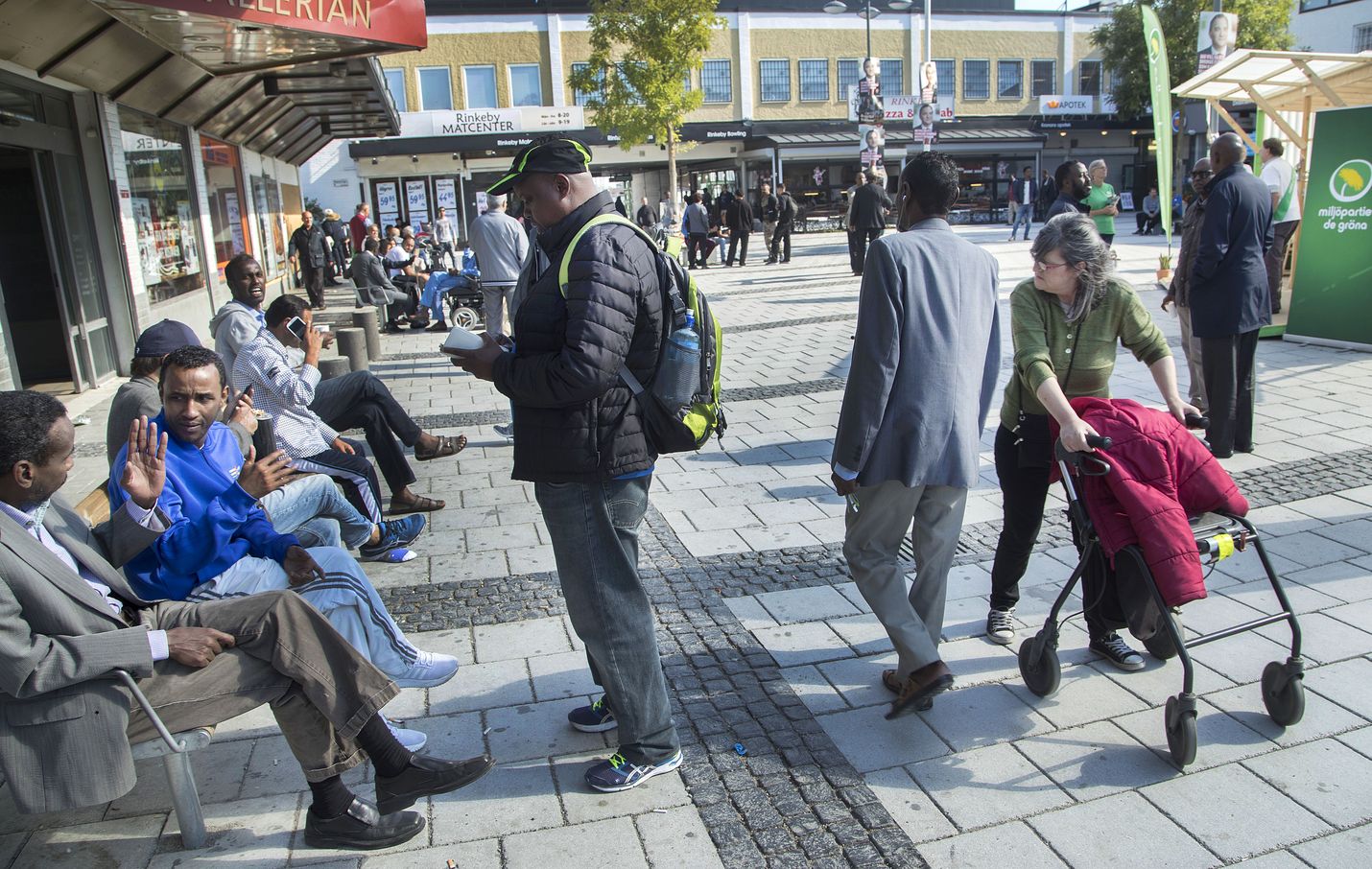 Ruotsissa järjestettiin valtiopäivävaalit noin neljä kuukautta sitten syyskuun alussa. Kuva Rinkebyn torilta vaalien alla.