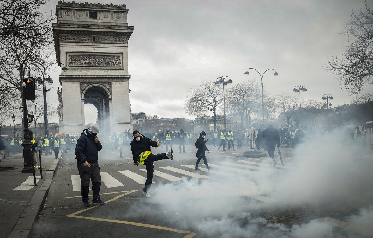 Poliisi yritti hajottaa kyynelkaasulla keltaliivien mielenosoituksen Pariisin Place de l'Etoilella, lähellä Riemukaarta.