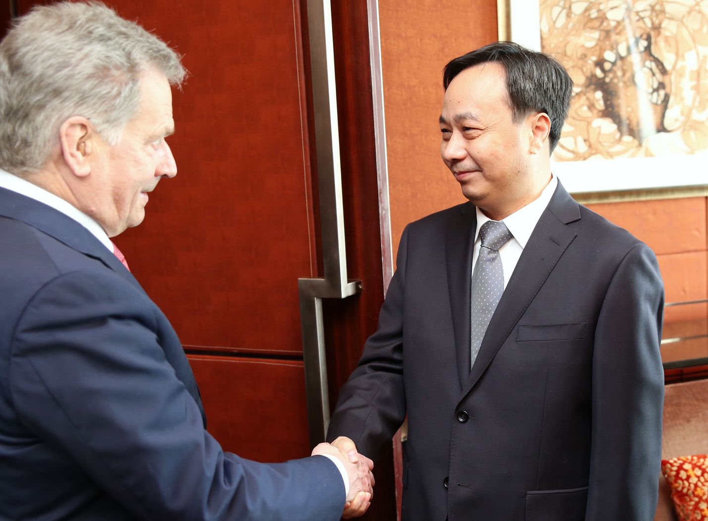 Presidentti Sauli Niinistö (vas.) tapasi Pekingin ilmastoseminaarin yhteydessä Kiinan ympäristöministerin Li Ganjien.