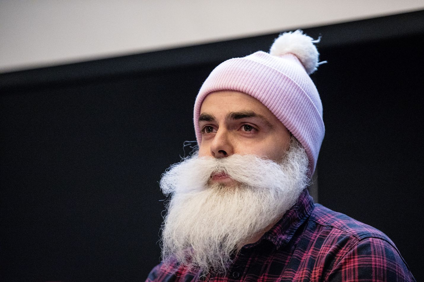 Hyväntekeväisyyttä harjoittava Brother Christmas, eli Ari Koponen, piti tiedotustilaisuuden huhtikuussa, jossa hän kiisti yhdistyksensä väärinkäytökset.