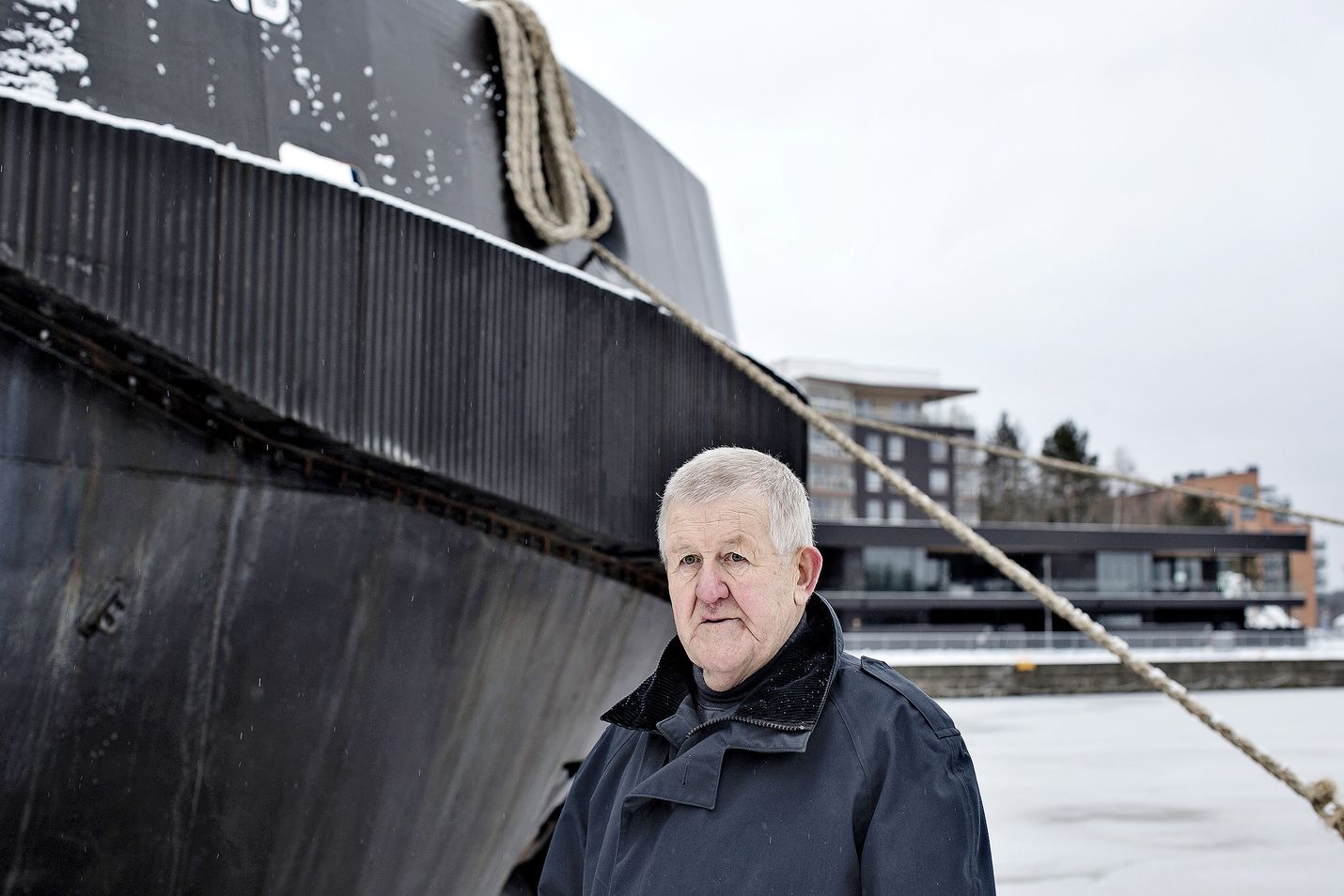 Turkulainen lippueamiraali evp. Bo Österlund väittelee perjantaina Maanpuolustuskorkeakoulussa Helsingissä Suomen meriliikenteen huoltovarmuudesta.