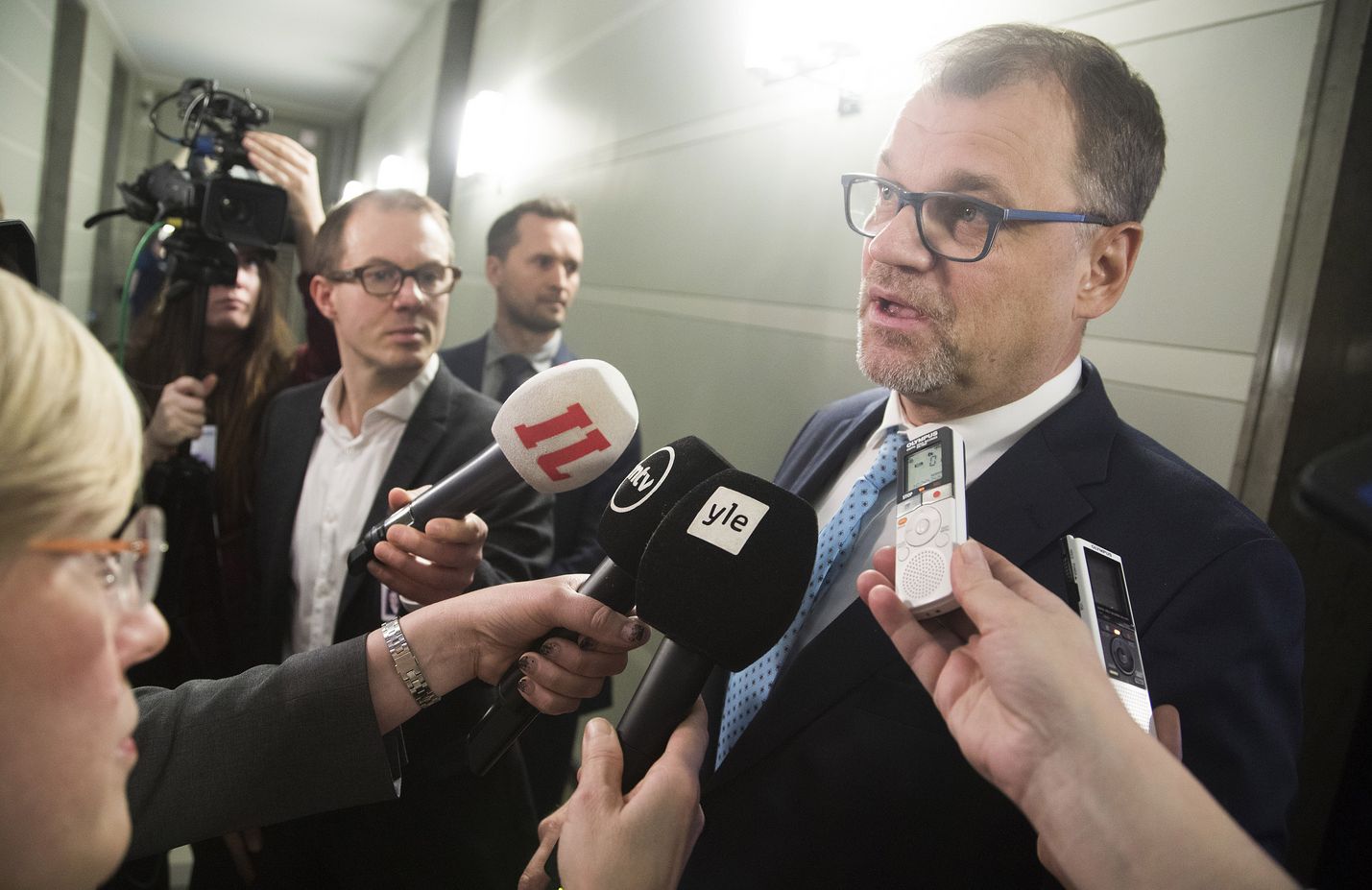 Pääministeri Juha Sipilän mukaan suuri osa hallituksen kokouksesta kuultiin poliisin arviota tilanteesta.