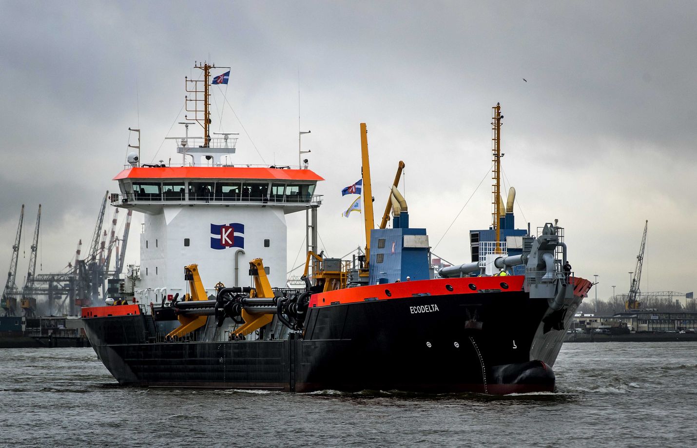 Laiva on saapumassa Rotterdamin satamaan.
