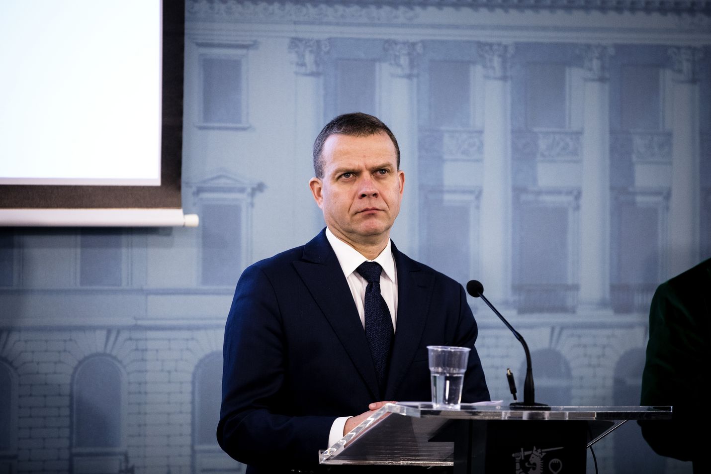 Kokoomuksen puheenjohtaja, valtiovarainministeri Petteri Orpo sanoo, että kokoomus ei ole muuttanut kantaansa, vaan kannattaa vanhuspalvelulain muuttamista.