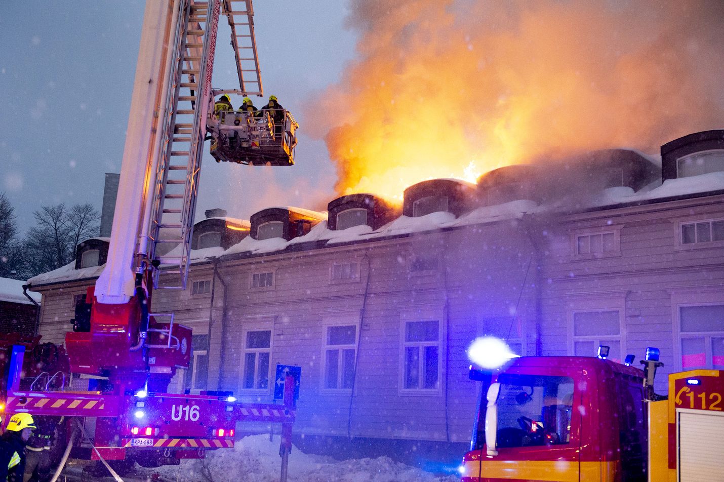 Varsinais-Suomen pelastuslaitoksen päivystävä päällikkö Kari Alanko kertoi, että palo osoittautui päivän mittaan erittäin vaikeasti sammutettavaksi. Kuva on otettu kello 18 ja 19 välillä.