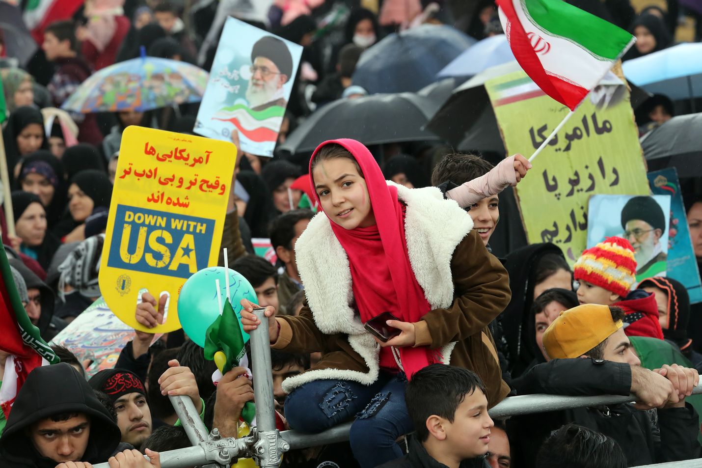 Iranin vallankumousta juhlivat kantoivat muun muassa Yhdysvaltain vastaisia kylttejä Teheranissa maanantaina.