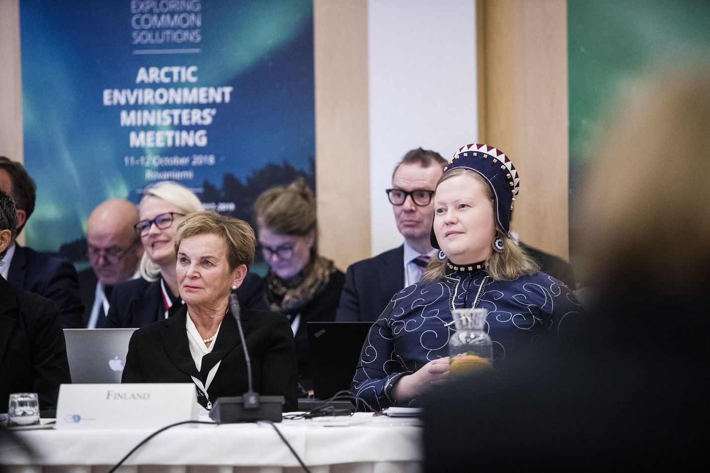 Saamelaiskäräjien puheenjohtaja Tiina Sanila-Aikio (oik.) arktisten maiden ympäristöministerien kokouksessa Arktikumissa vuonna 2018.