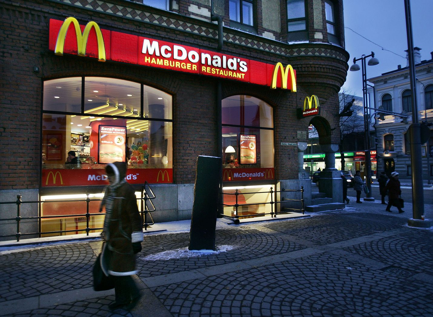 Huhtamäki toimittaa pillejä McDonald'sille Eurooppaan. Arkistokuva Tampereelta.