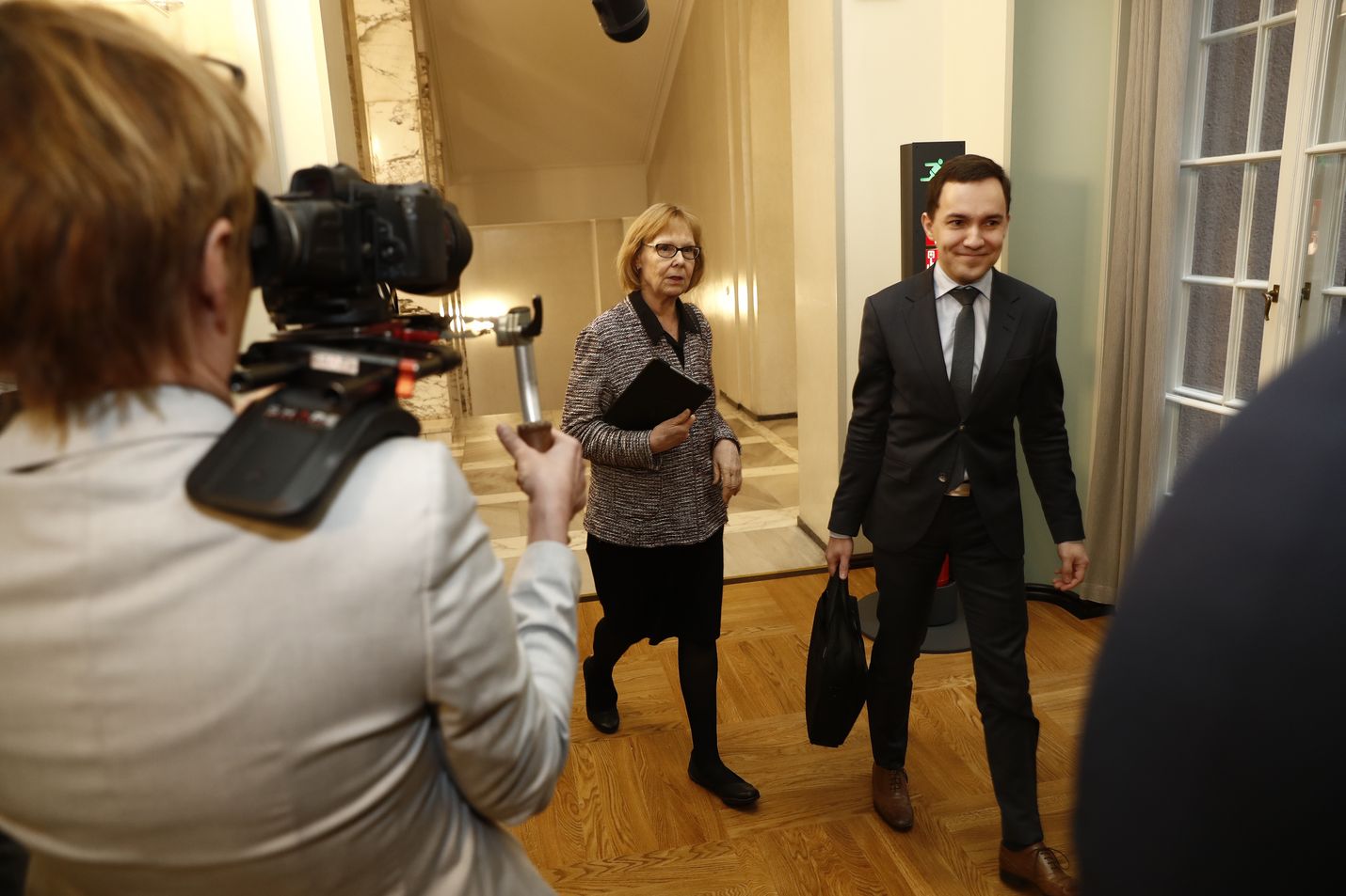 Perustuslakivaliokunta kokoontui maanantaina pitkään kokoukseen. Valiokunnan puheenjohtaja Annika Lapintie ja jäsen Wille Rydman matkalla kokoukseen.
