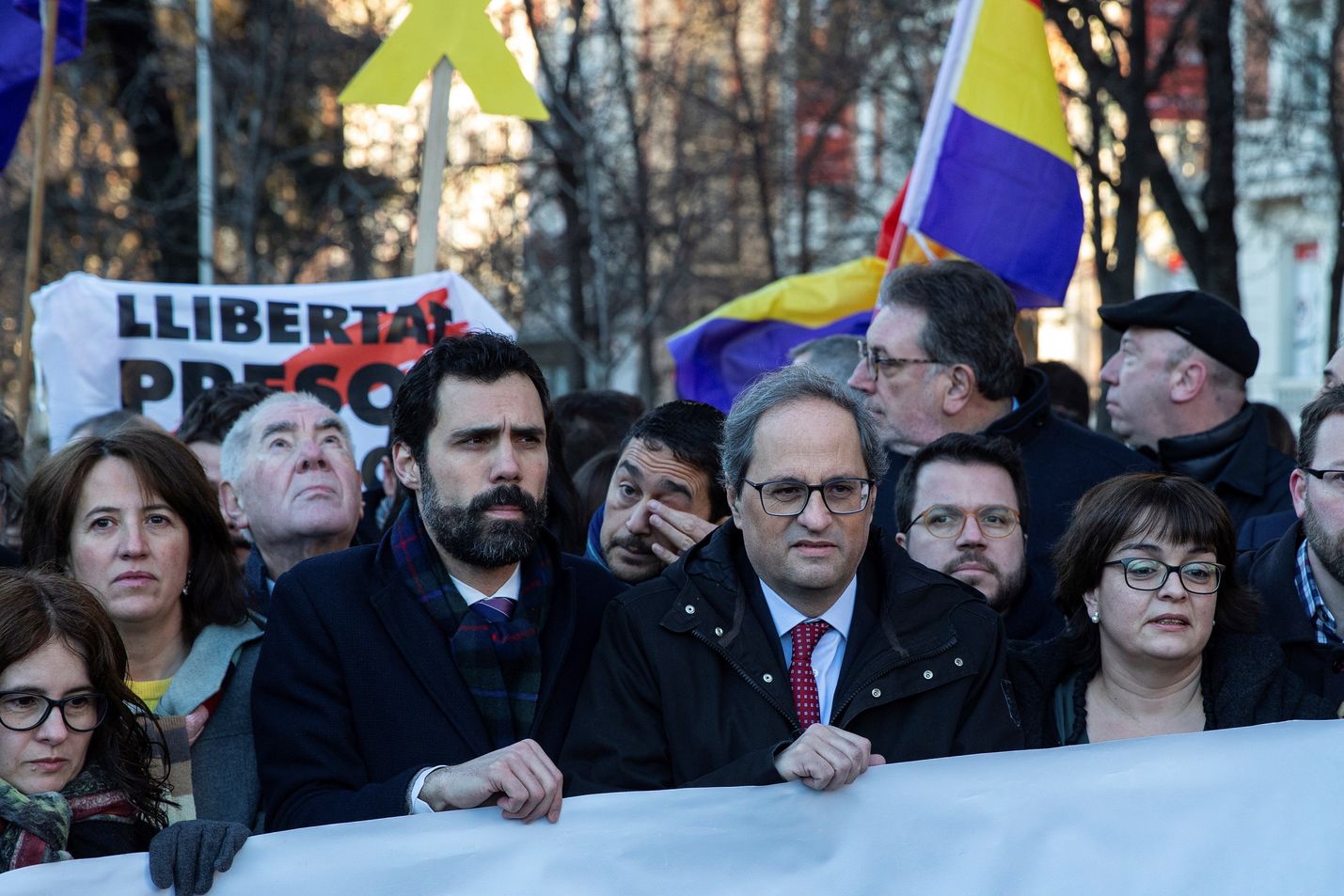 Katalonian aluejohtaja Quim Torra (2.oik.) seuraa oikeudenkäynnin ensimmäistä päivää. Hän on vaatinut syytettyjen vapauttamista.