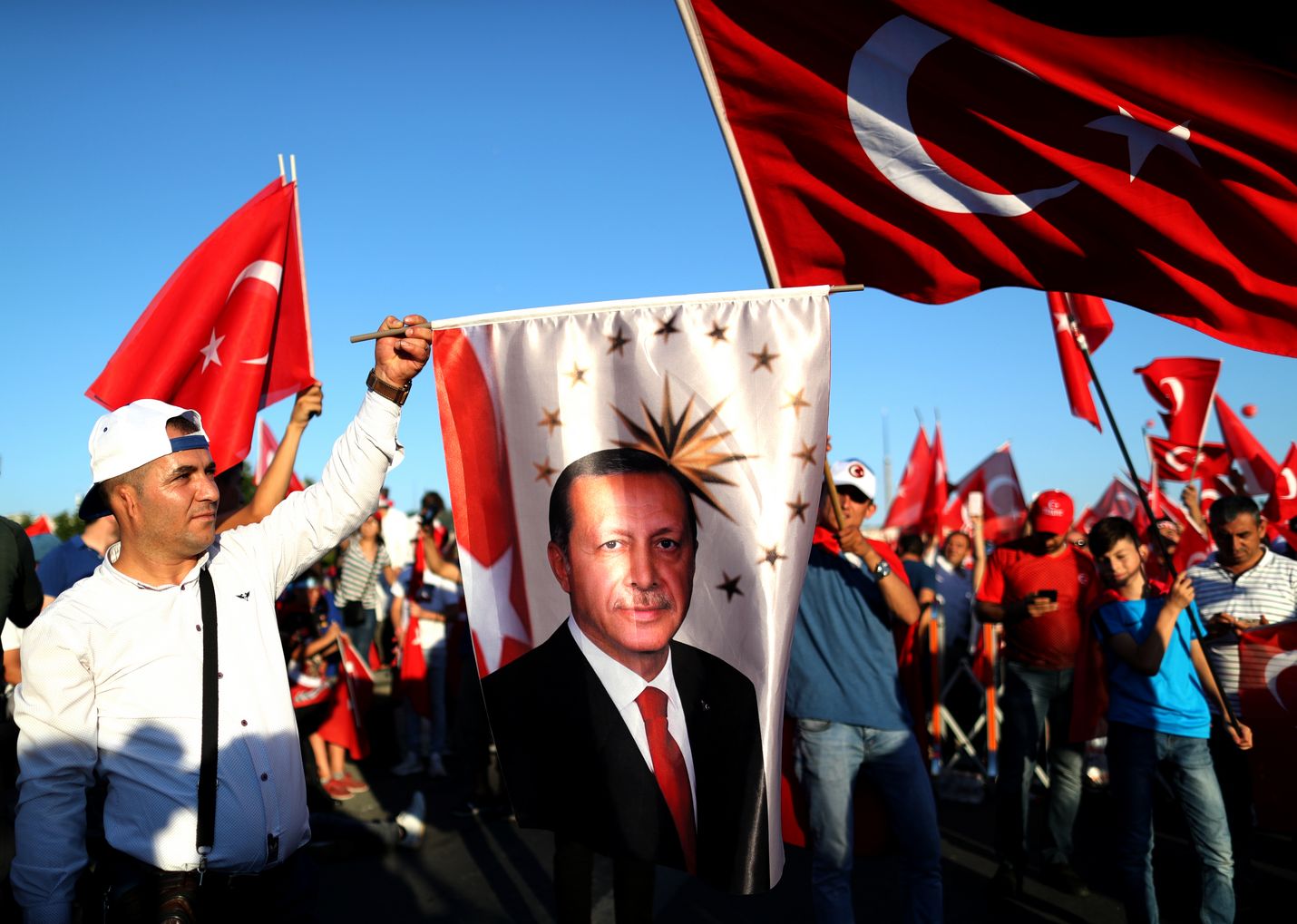 Istanbulissa järjestettiin suuri yleisötilaisuus vallankaappausyrityksen toisena vuosipäivänä heinäkuussa 2018. Monet kantoivat Turkin lippuja tai presidentti Recep Tayyip Erdoganin kuvia.