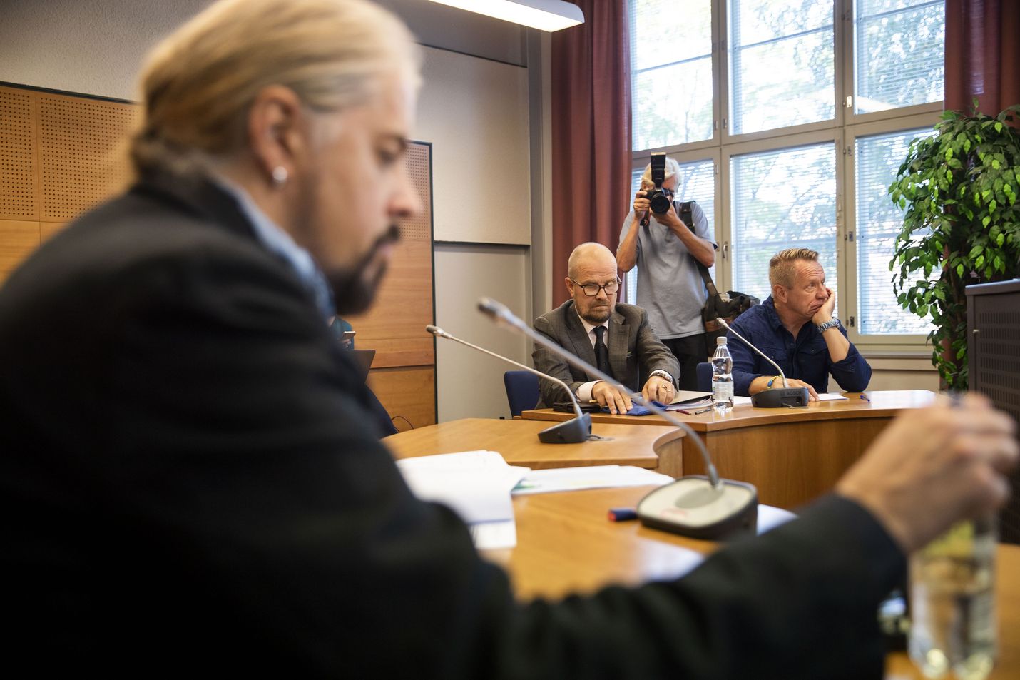 Yö-yhtyeen entinen basisti Jukka "Jay" Lewis (vast.) haastoi Olli Lindholmin oikeuteen. Juttua puitiin Pirkanmaan käräjäoikeudessa elokuussa 2018.