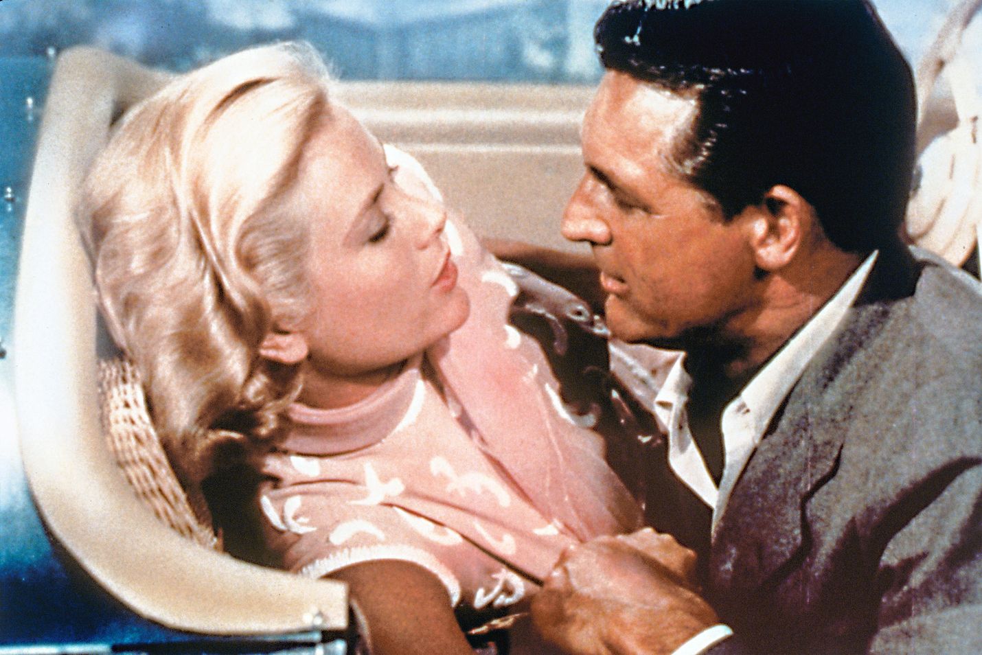Varkaitten paratiisissa pääparina John Robiena ja Frances Stevensina ovat Cary Grant ja Grace Kelly. Elokuva julkaistiin 1955 ja seuraavana vuonna Kelly avioitui Monacon ruhtinas Rainierin kanssa.