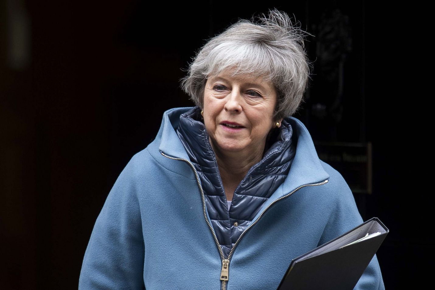 Britannian pääministeri Theresa May lähti tiistaina virka-asunnoltaan puhumaan parlamenttiin.