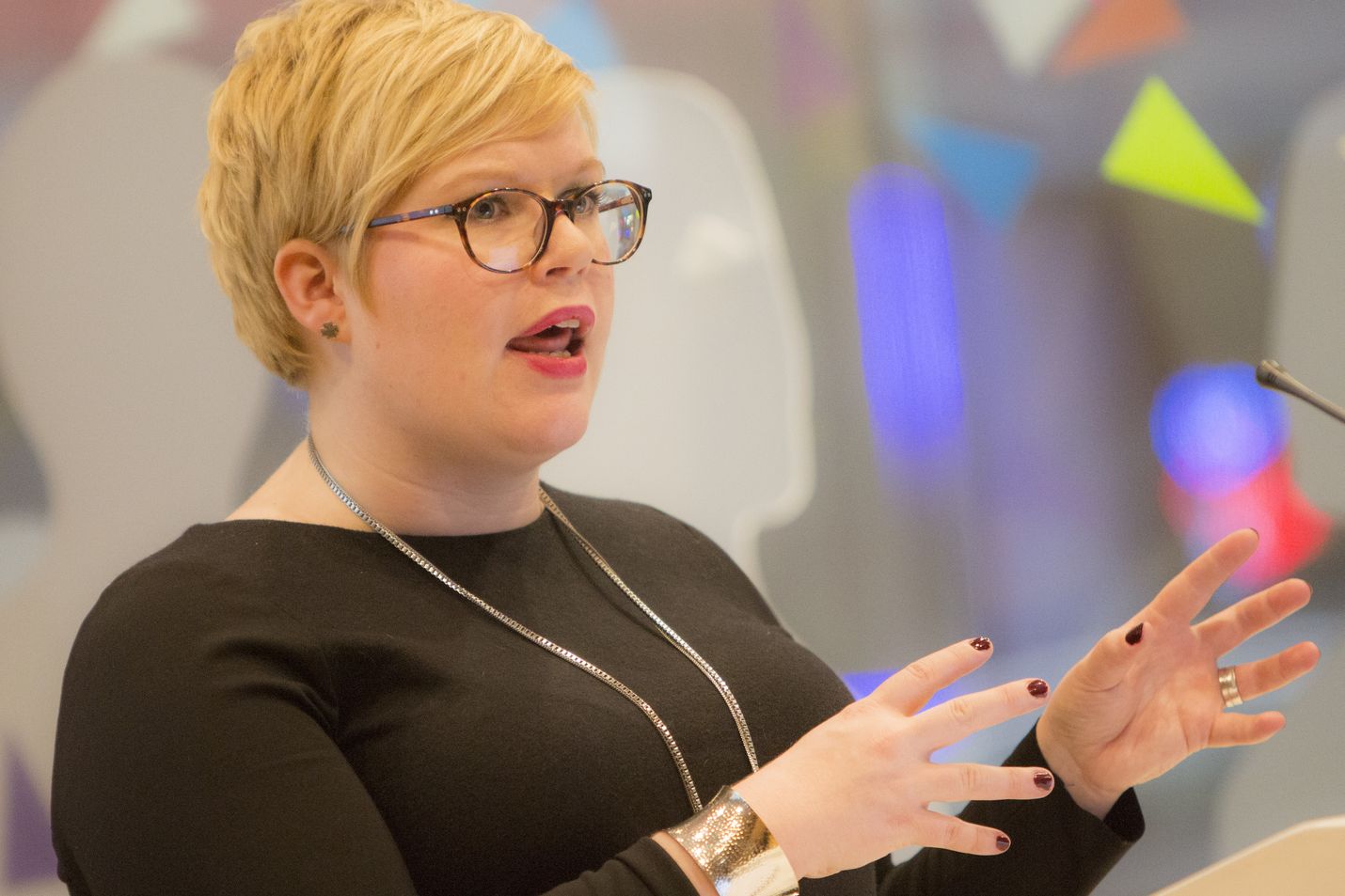 Ministeri Annika Saarikon (kesk.) mukaan "ikäihmisten kohtelu ei kaikkialla täytä toimintamme arvolähtökohtia ja luottamusta palveluihin on rapautettu". Arkistokuva.