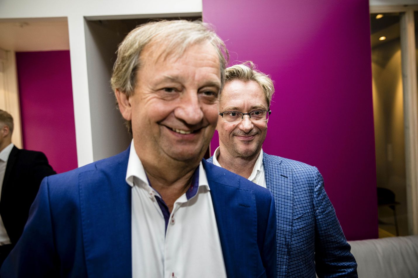 Liikemies Hjallis Harkimo valittiin eduskuntaan kokoomuksen riveistä. Viime vuonna hän perusti oman Liike Nyt -eduskuntaryhmän. Taustalla liikkeen aktiivi Mikael Jungner.