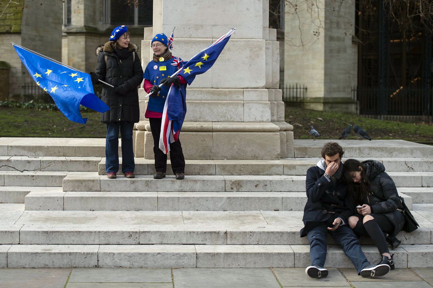 Mielenosoittajat vastustivat brexitiä Britannian parlamentin ulkopuolella tiistaina.