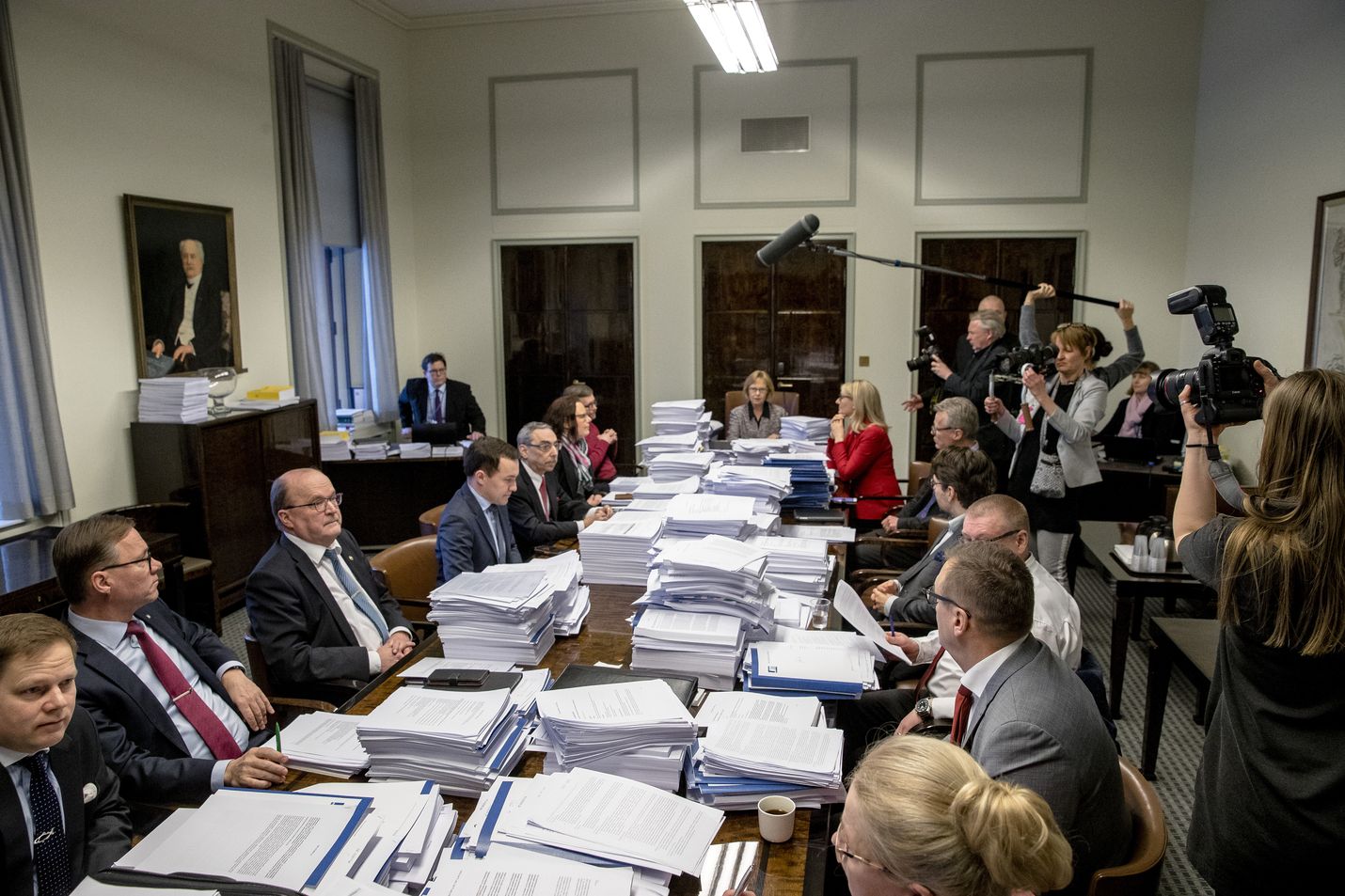 Perustuslakivaliokunnan pöydällä oli maanantaina totusti suuret määrät papereita erityisesti lakiesityksistä. Perustuslakivaliokunta luopui viime vuonna sähköisestä materiaalista, kun valiokunnan lausuntoluonnos vuodettiin julkisuuteen.