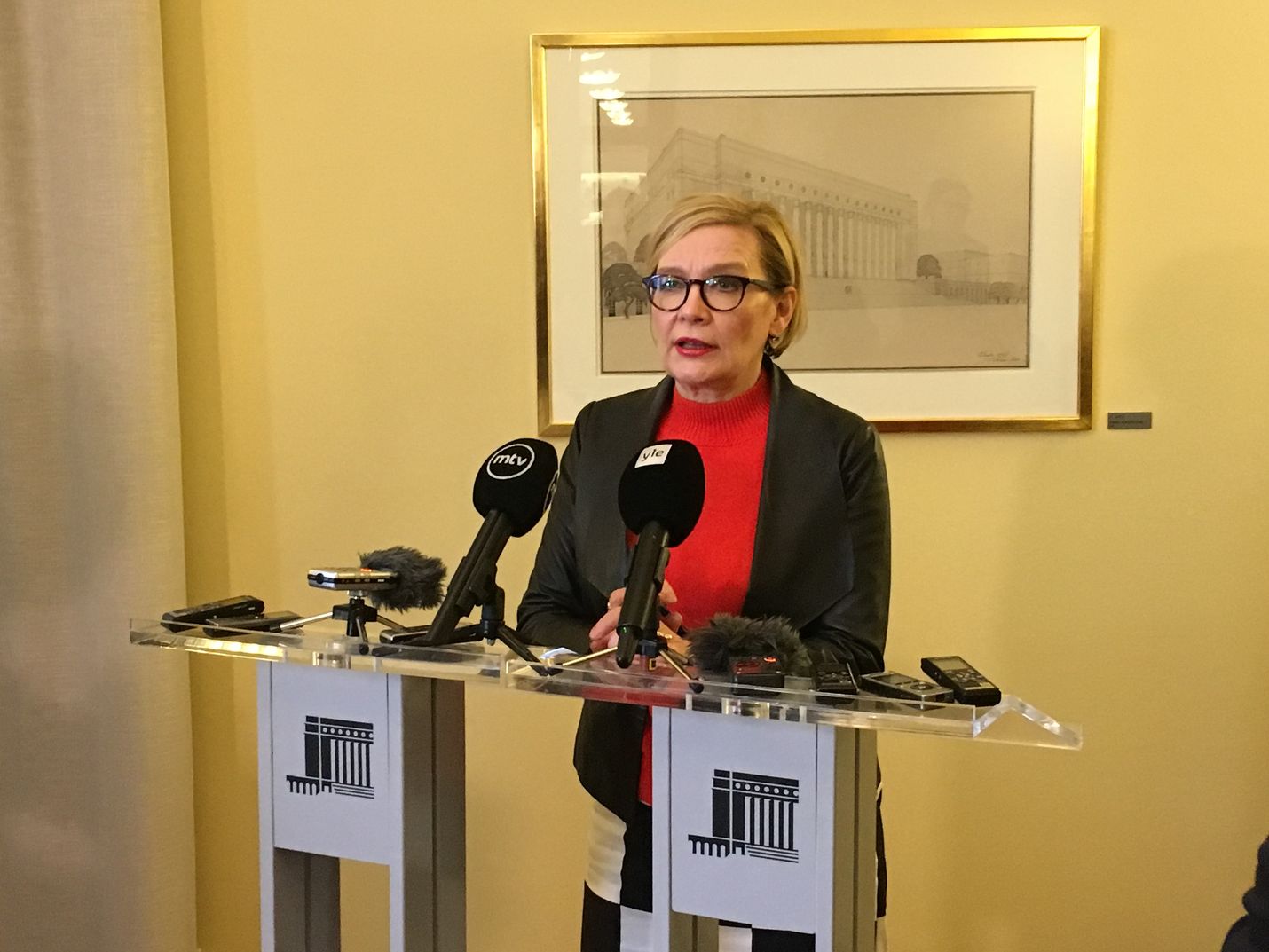 Eduskunnan puhemies Paula Risikko sanoi, että pitää olla jokin muu tapa kuin twitter, jossa perustuslakiasiantuntijat voisivat kertoa huolistaan suoraan eduskunnalle.