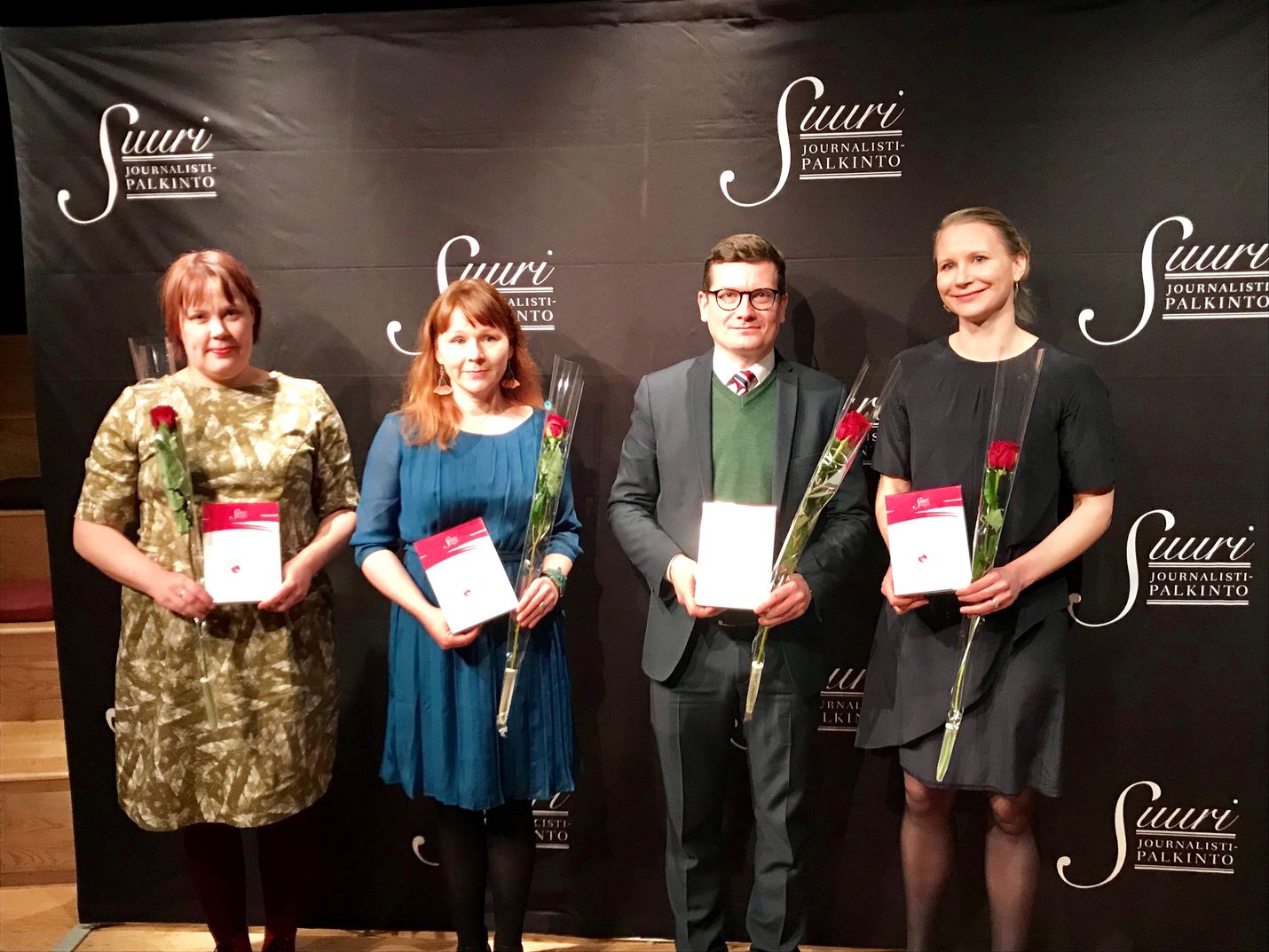 Vuoden journalistinen teko -palkintoehdokkuuksien takaa löytyviä journalisteja Pauliina Grönholmia, Anne Leppäjärveä, Kaius Niemeä ja Veera Siivosta hymyilytti torstaina.