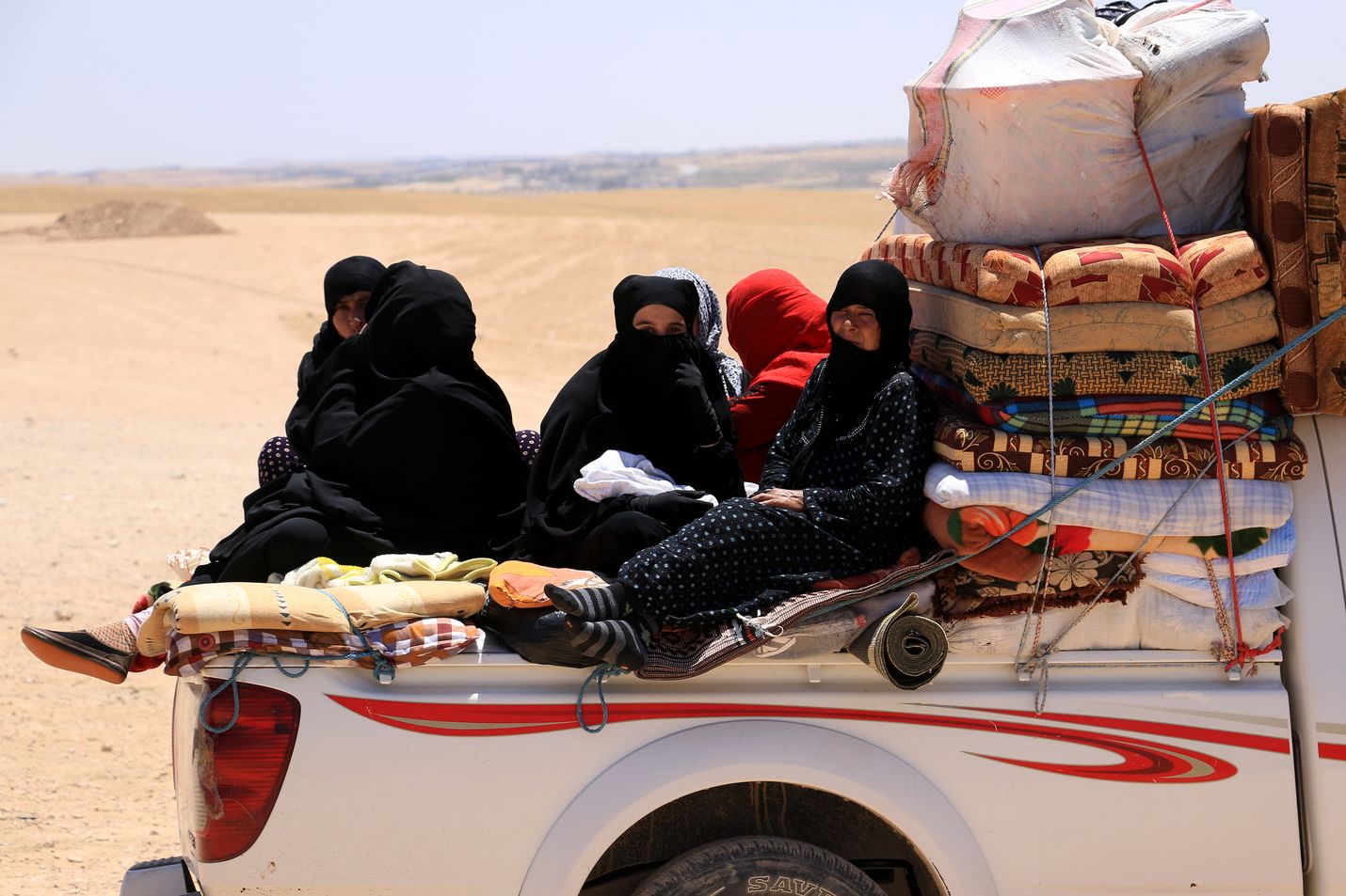 Syyrialaiset pakenivat äärijärjestö Isisin tukikohdasta Raqqasta kesäkuussa 2017. Raqqa oli Isisin tukikohta Syyriassa vuodesta 2014.