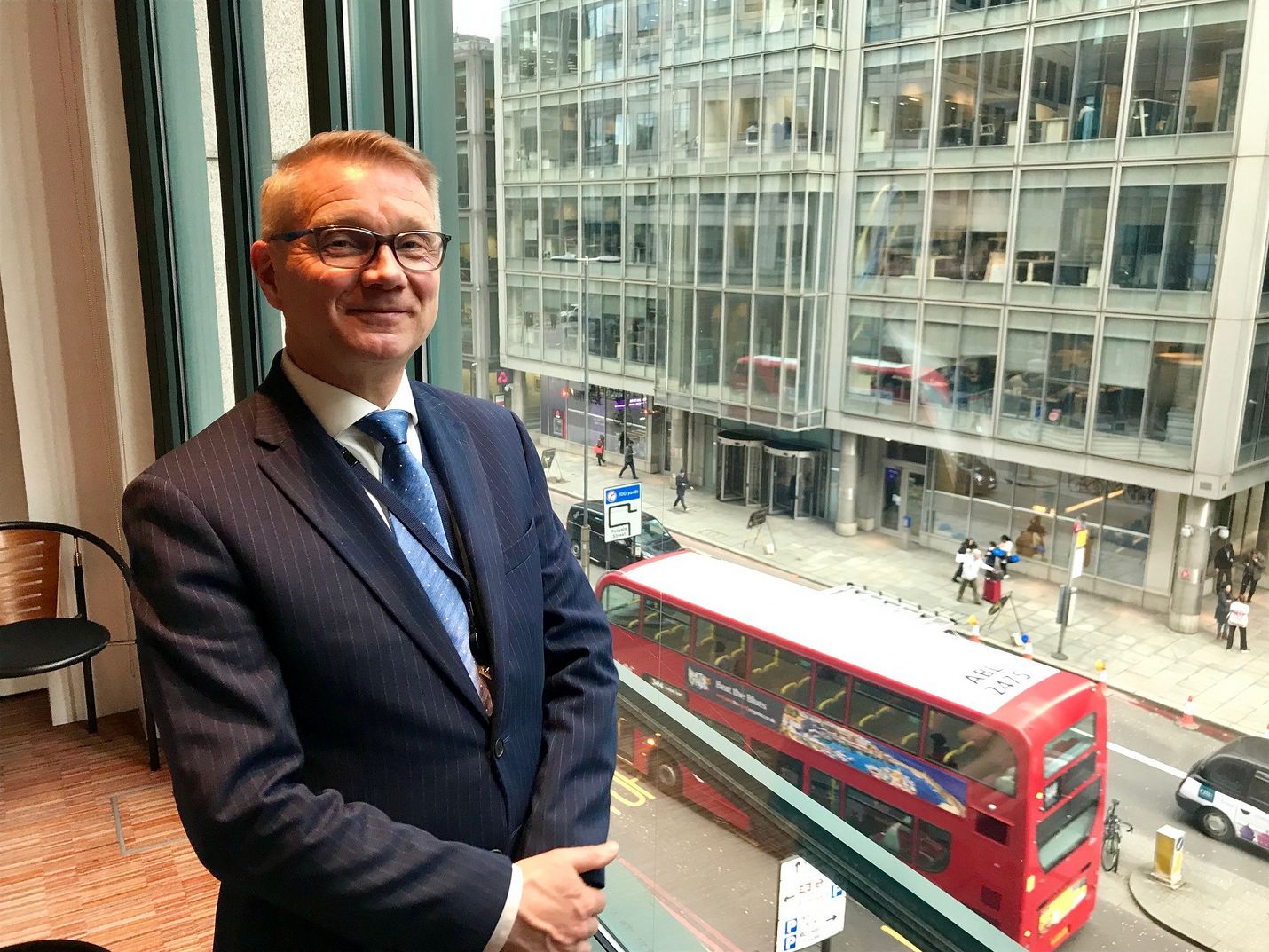 – Huolestuttaa, jos liian monelle poliitikolle brexit ilman sopimusta ei olisikaan se kaikkein huonoin vaihtoehto, sanoo Lontoon pankkikorttelissa työskentelevä Ilkka Räisänen. Muiden EU-kansalaisten lailla hänkin sai loppuvuodesta kirjeen, jossa kehotettiin perhettä rekisteröitymään uudelleen Britanniassa asumisen jatkamiseksi.
