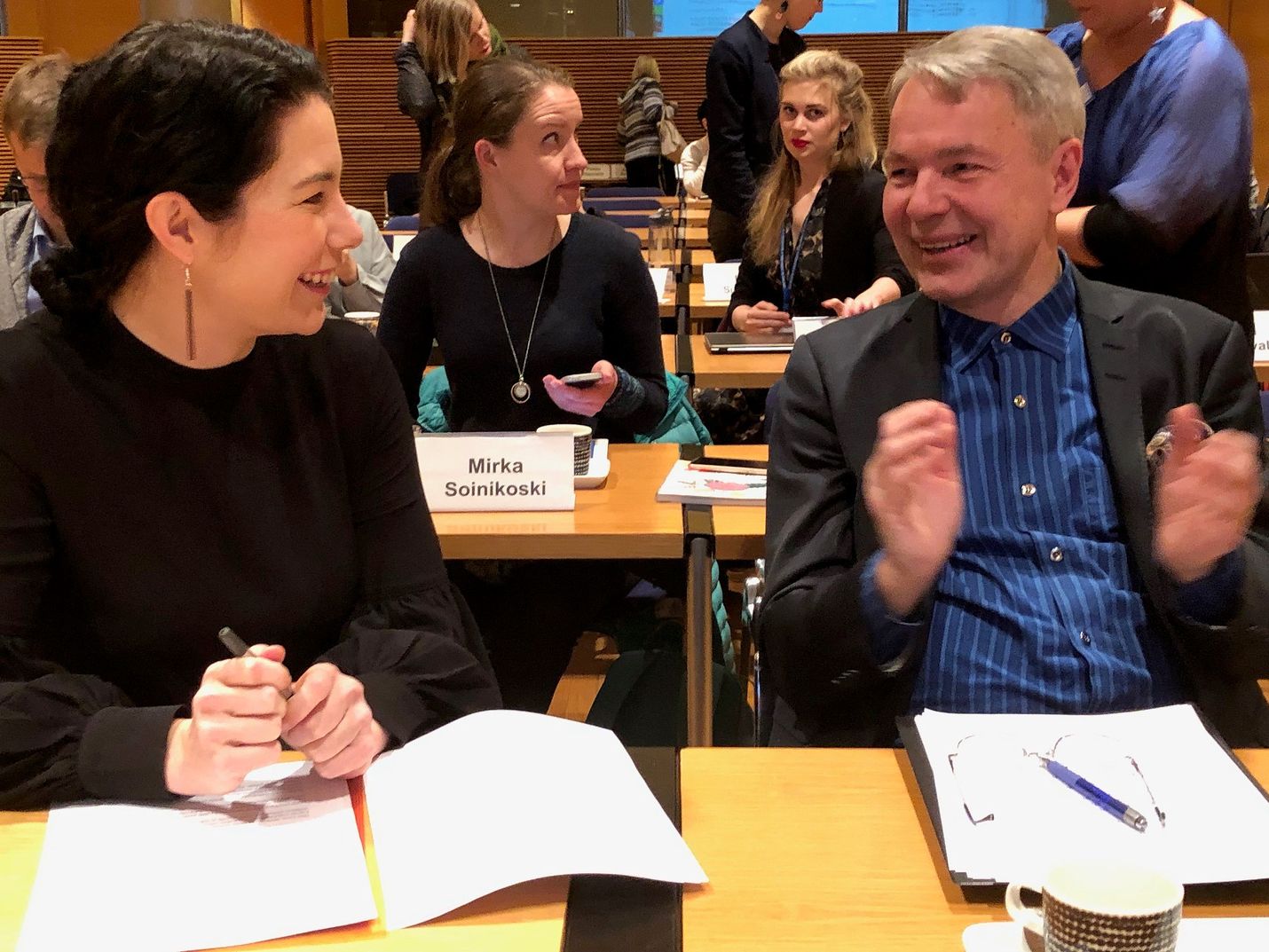 Vihreiden puheenjohtaja Pekka Haavisto sanoi, että seuraavan hallituksen pitää olla tasa-arvon ja kestävän kehityksen hallitus. Haaviston vieressä kansanedustaja Emma Kari.