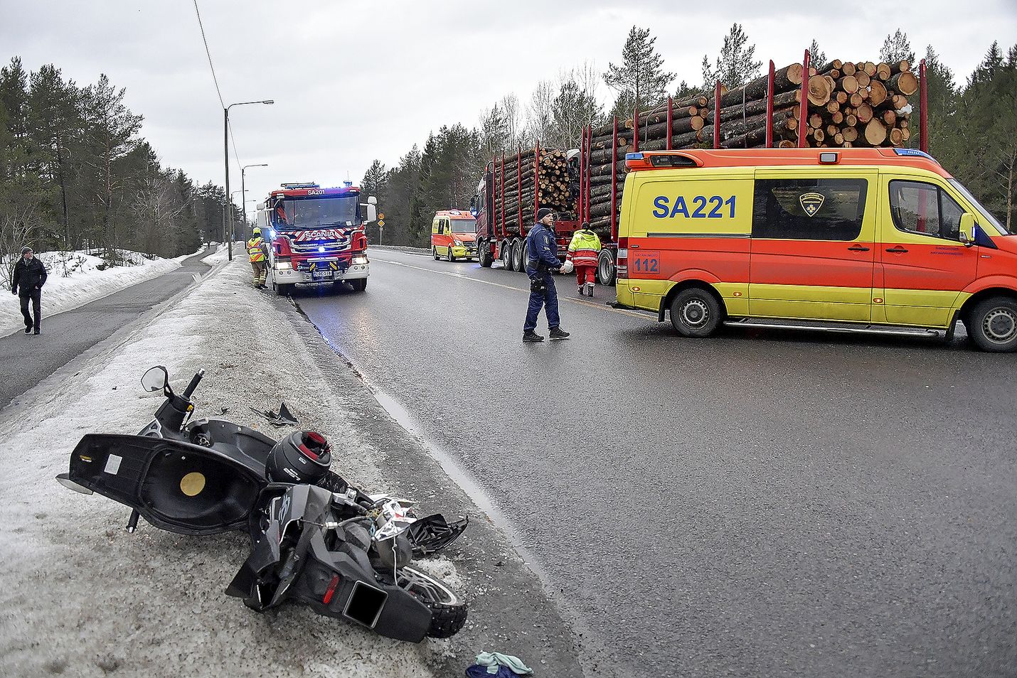 Tukkirekka Ja Mopo Kolaroivat Raumalla - Mopoilija Loukkaantui Vakavasti