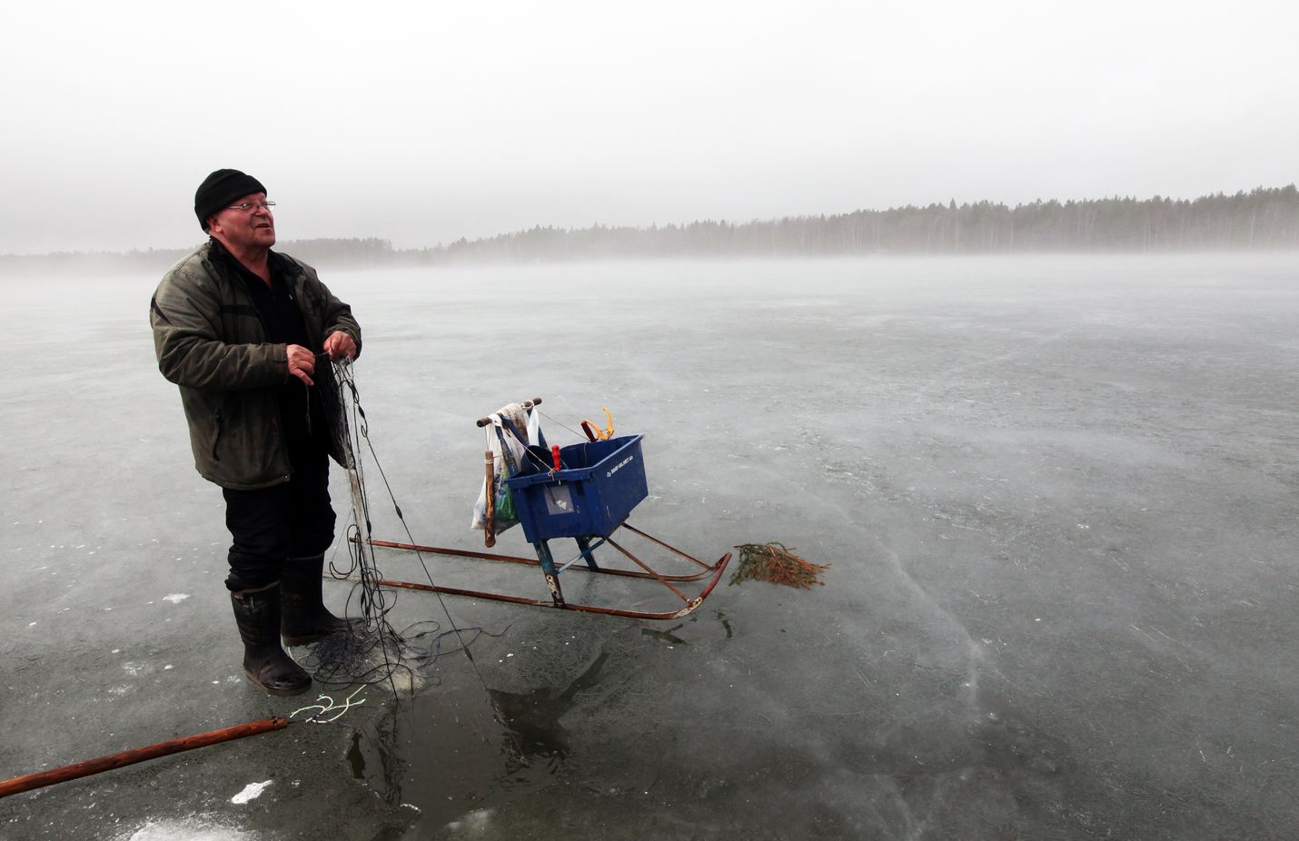Heimo Laine kalastaa talvisin myös verkoilla. Häntä ei ota päähän, vaikka kalaa ei aina tulisikaan. Pääasia on lähteä ulos kelkkailemaan raittiiseen ulkoilmaan.