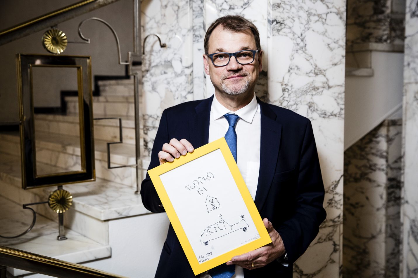 Keskustan puheenjohtaja, pääministeri Juha Sipilälle tärkein esine on piirros, jonka on tehnyt hänen edesmennyt Tuomo-poikansa viisivuotiaana. Se on kunniapaikalla pääministerin työhuoneessa.