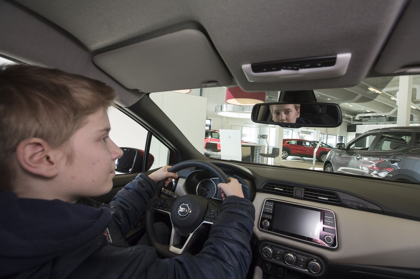 15 vuotta huhtikuussa täyttävä Arttu Sirviö istahti kevytautoksi sopivan Nissan Micran rattiin autoliikkeessä Kajaanissa. Kevytauton saa pienestä henkilöautosta rajoittamalla nopeutta 60 kilometriin tunnissa.