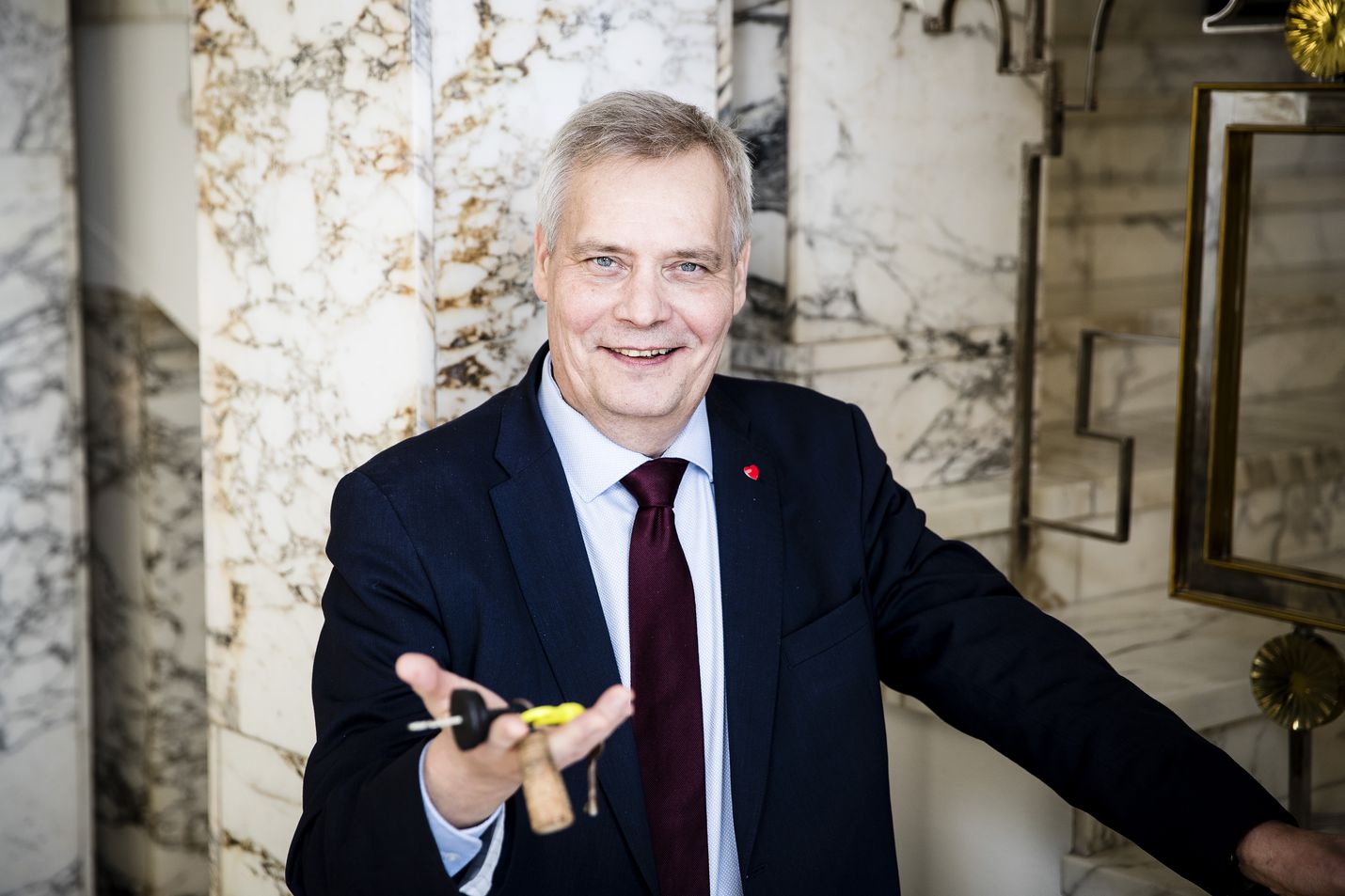 Sdp:n puheenjohtaja Antti Rinne toi mukanaan moottoripurjeveneen avaimet, koska vene on Rymättylässä.