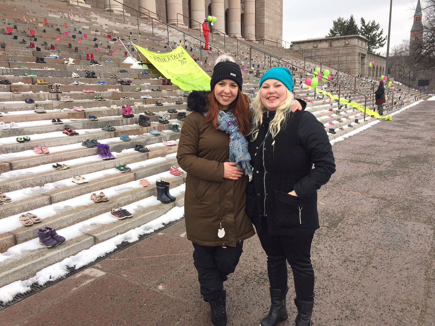 Pikkuruisia kenkiä satamäärin. Niistä täyttyi eduskunnan portaat torstaina. Aktiiviäidit Agnes Menyhart (vasemmalla) sekä Sanna Sahla ovat kenkätempauksen alullepanijat. Halusimme tuoda päiväkotien todellisuuden päättäjien rappusille, jolloin he eivät voi sulkea silmiään varhaiskasvatuksen ongelmilta, Menyhart toteaa.