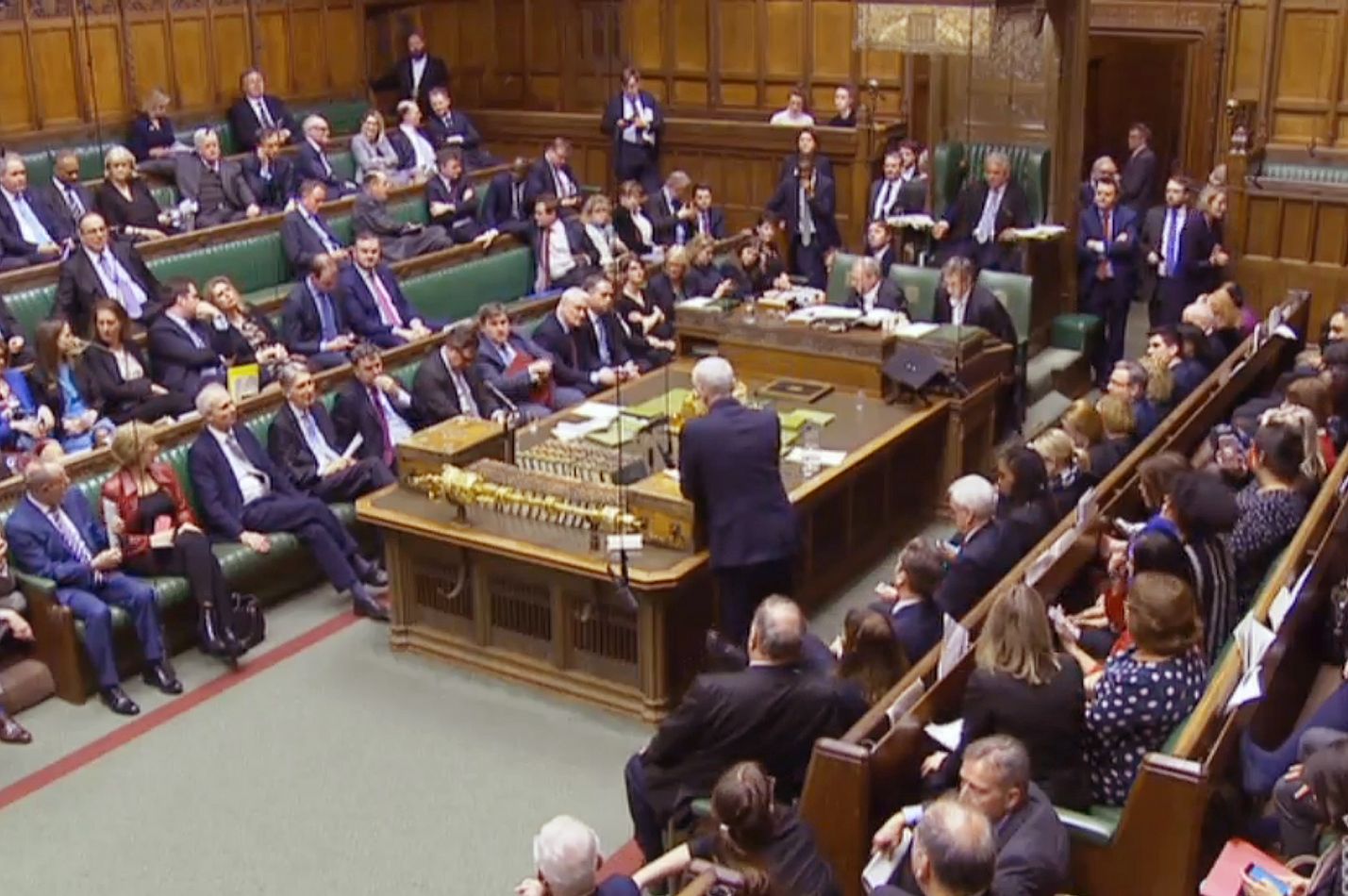 Britannian parlamentti äänesti torstai-iltana hallituksen esityksen mukaan: brexit lykkääntyy, koska hallitus ja parlamentti eivät ole päässeet sopuun EU-eron ehdoista.
