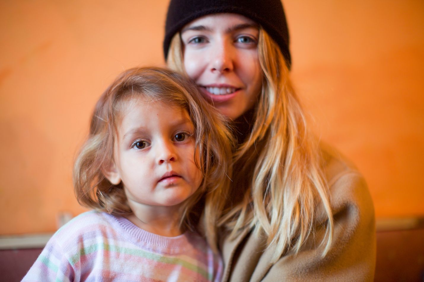 Stacey Dooley tapaa köyhiä perheitä, joiden lapset on otettu huostaan valtion karuihin laitoksiin.