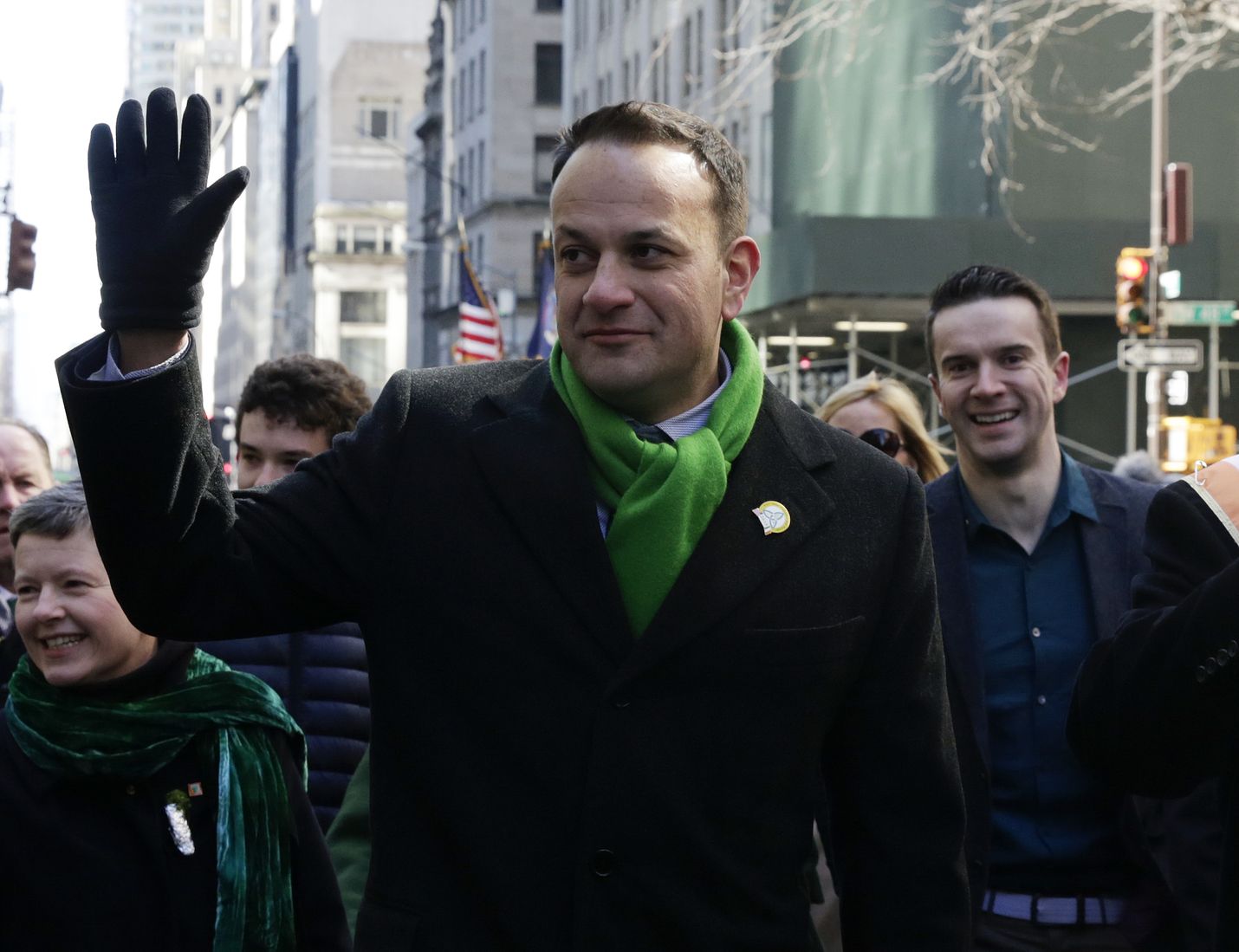 Irlannin pääministeri Leo Varadkar (kesk.) ja hänen kumppaninsa Matt Barrett (oik.) kävelivät pyhän Patrikin päivän kulkueessa New Yorkissa vuosi sitten. Kyseessä on Irlannin kansallinen juhlapäivä.