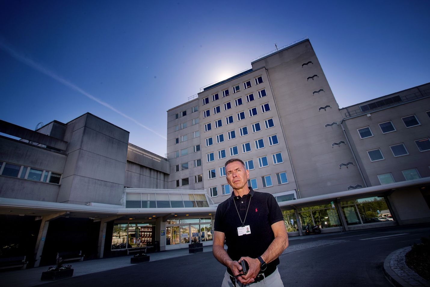 Vaasan keskussairaala jää ainakin toistaiseksi ilman laajan päivystyksen statusta. Johtajaylilääkäri Reijo Autio poseeraa sairaalan edessä.
