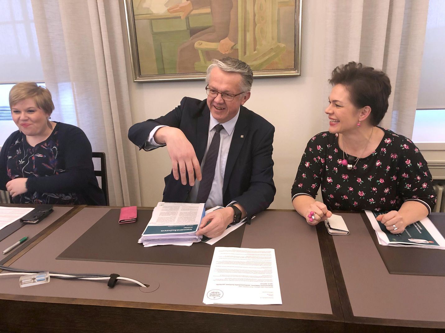 Sosiaali- ja terveysministeri Annika Saarikko (kesk.) sekä keskustan varapuheenjohtajat Juha Rehula ja Hannakaisa Heikkinen (oik.) esittelivät keskustan sote-mallia tiedostusvälineille perjantaina.