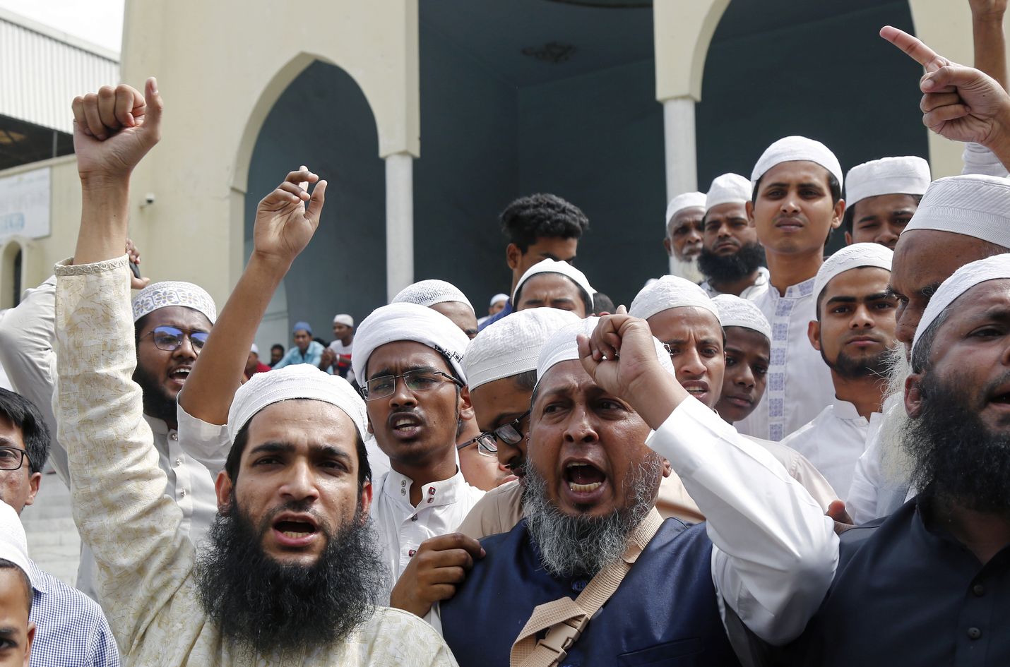 Facebookia syytetään vastakkainasettelun lisäämisestä, kun se tarjosi alustan surmalähetykselle Uudesta-Seelannista. Bangladeshissa muslimit osoittivat mieltään moskeijahyökkäyksiä vastaan.