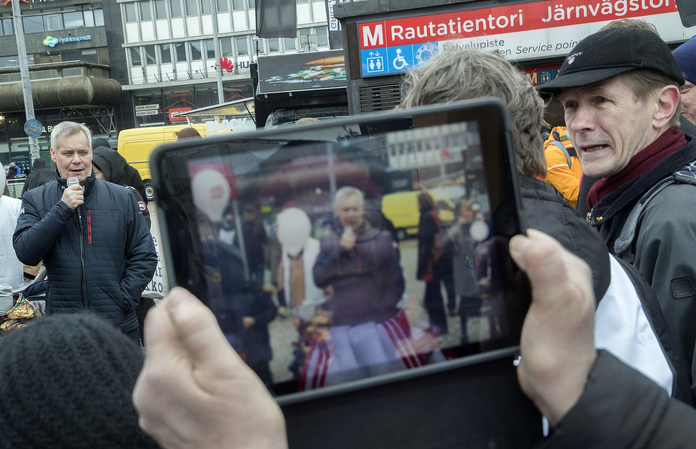 Sdp:n puheenjohtaja Antti Rinne tapasi kansalaisia Helsingin Rautatientorilla ennen puoluevaltuuston kokouksen alkua.