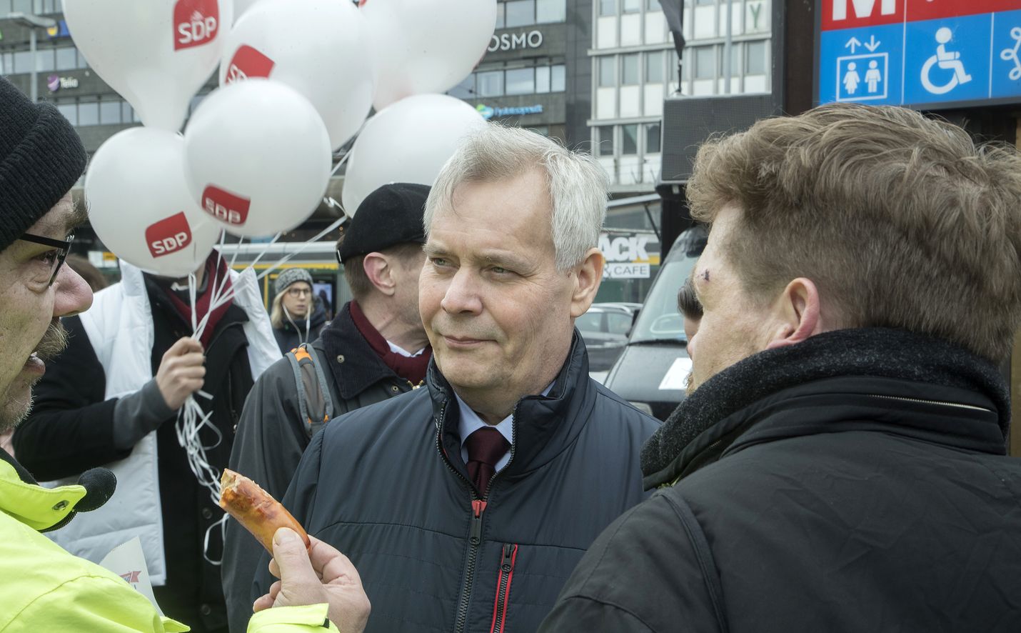 Antti Rinteen johtamat demarit tarjoilivat kansalaisille sunnuntaina makkaraa ja vegenakkeja Helsingin Rautatientorilla.