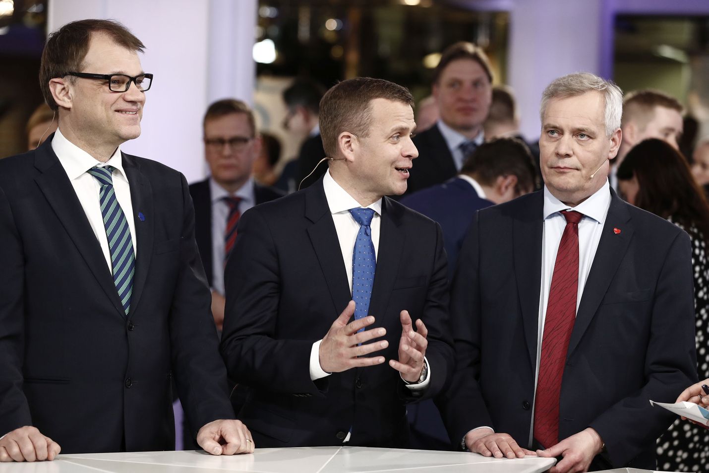 Kuka hymyilee eduskuntavaalien jälkeen ja kuka ei? Arkistokuvassa Juha Sipilä, Petteri Orpo ja Antti Rinne puivat kuntavaalien vaalitulosta vaalivalvojaisissa.