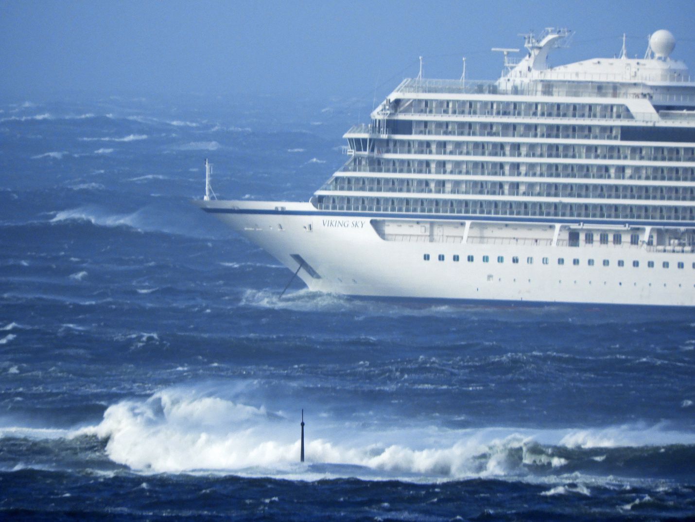 Viking Sky -alus joutui lauantaina merihätään moottorivian takia.