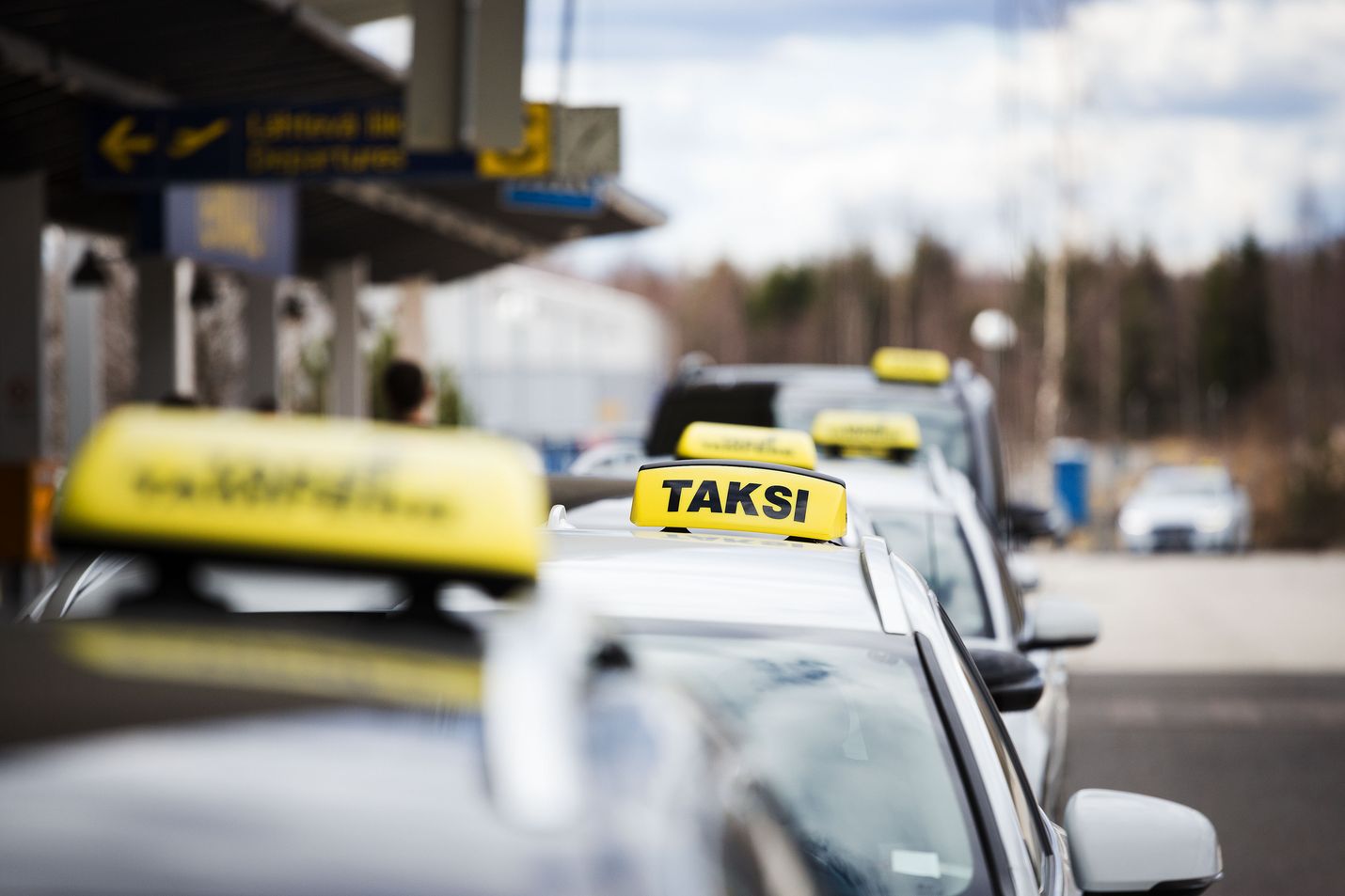 Taksiuudistuksessa luovuttiin enimmäishintojen ja taksilupien määrän sääntelystä. Kuvituskuva.