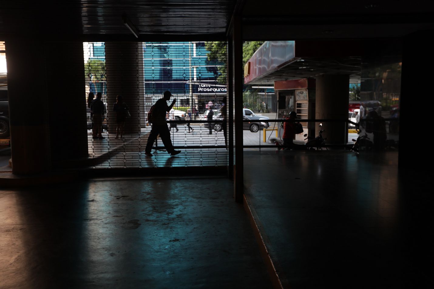 Ryhmä ihmisiä jäi pimeyteen Venezuelan parlamenttirakennuksessa, kun sähkökatko pysäytti taas toimintoja pääkaupungissa Caracasissa.